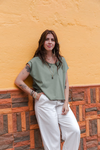 Blusa básica en cuello bandeja - Verde Oliva